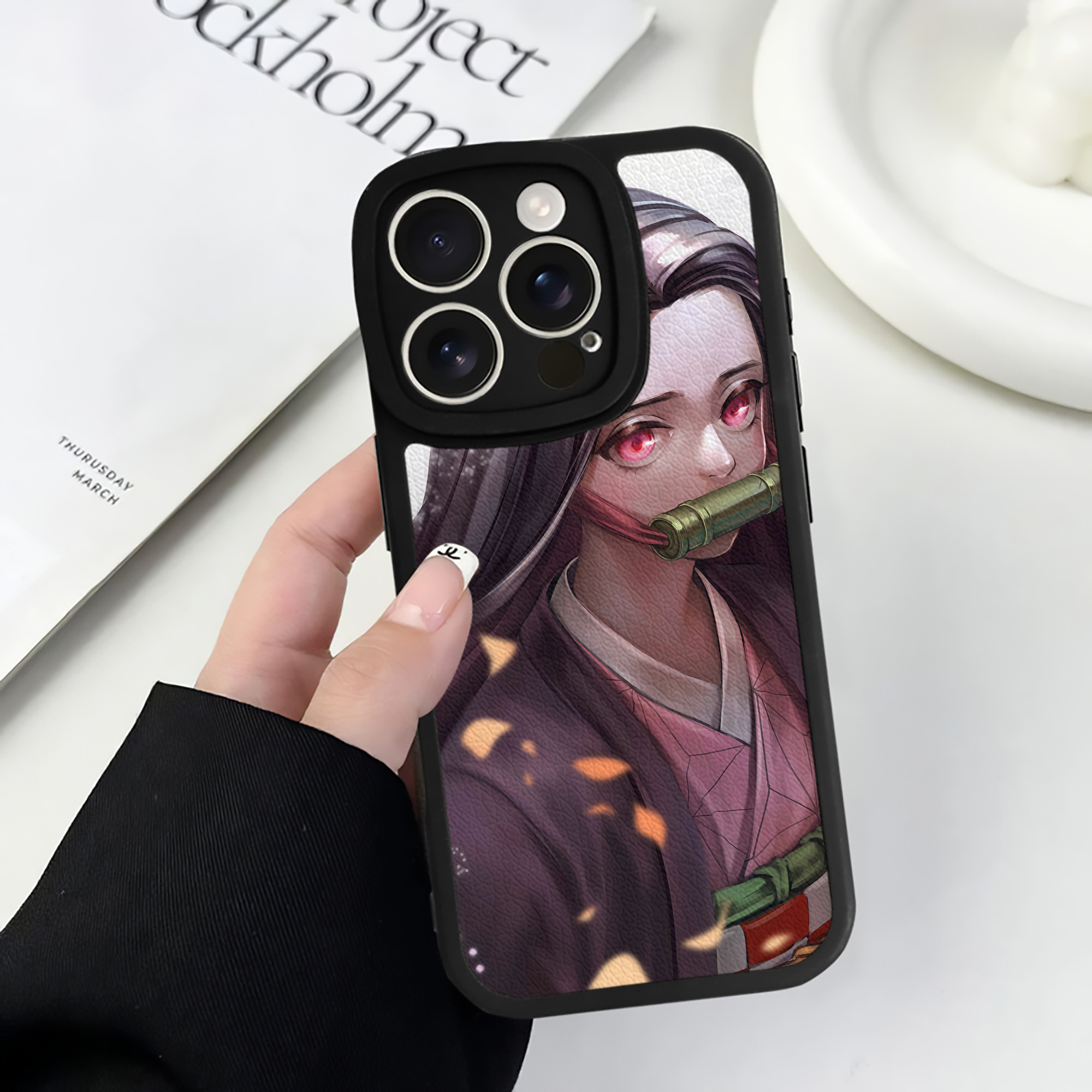 （画像用） 鬼滅の刃（きめつのやいば）竈門 禰󠄀豆子／かまど ねずこ Kamado Nezuko 【iPhone 16シリーズ対応】シリコンスマホケース（レザー調） 材質：シリコン